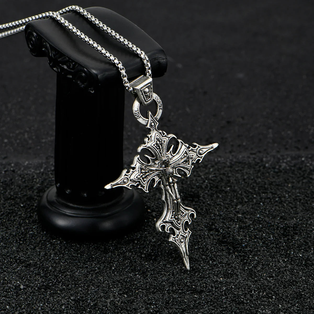 Um colar gótico retrô elegante e personalizado com pingente de cruz de caveira e colar de Halloween