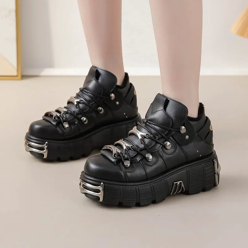 2025 primavera novos sapatos femininos de metal pesado fundo grosso alta superior punk sapatos de couro gótico escuro botas de motocicleta tendência