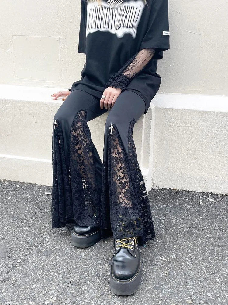 Calça Flare Gótica com Renda e Cruz