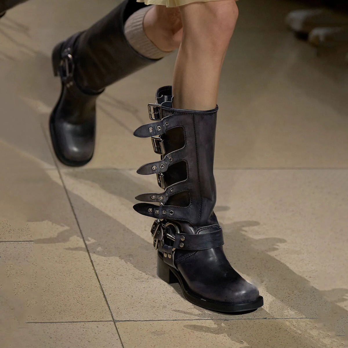 Botas Altas de Couro Genuíno para Mulheres com Fivela de Metal, Bico Quadrado, Estilo Punk, Salto Grosso, Botas de Motociclista