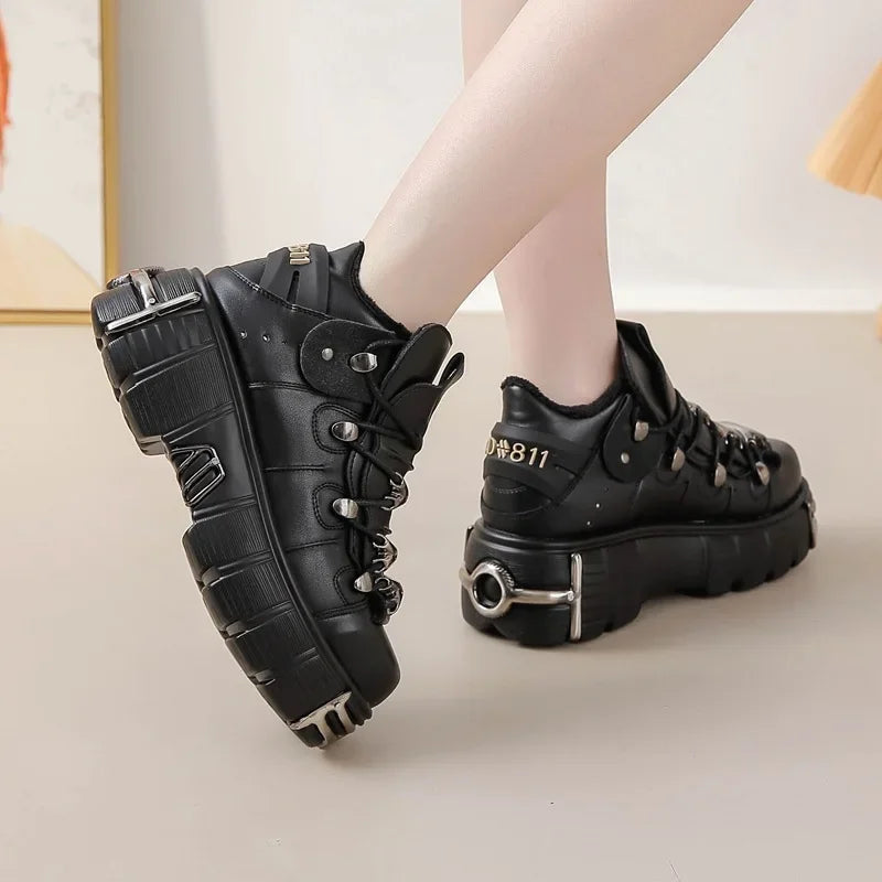 2025 primavera novos sapatos femininos de metal pesado fundo grosso alta superior punk sapatos de couro gótico escuro botas de motocicleta tendência
