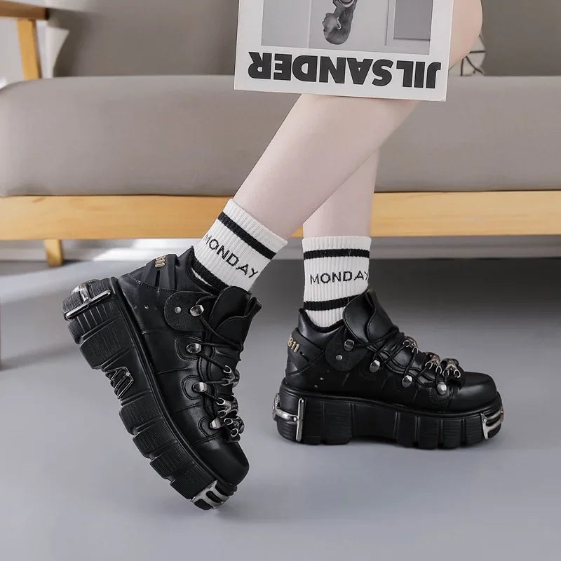 2025 primavera novos sapatos femininos de metal pesado fundo grosso alta superior punk sapatos de couro gótico escuro botas de motocicleta tendência