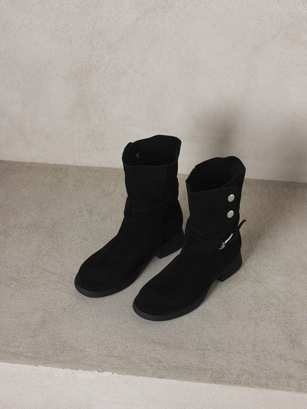 Botas de cano médio para mulheres maduras, tamanho grande 34-42, em camurça de vaca, com salto grosso, estilo motociclista, quentes para o inverno e outono, com detalhes de rebites metálicos.