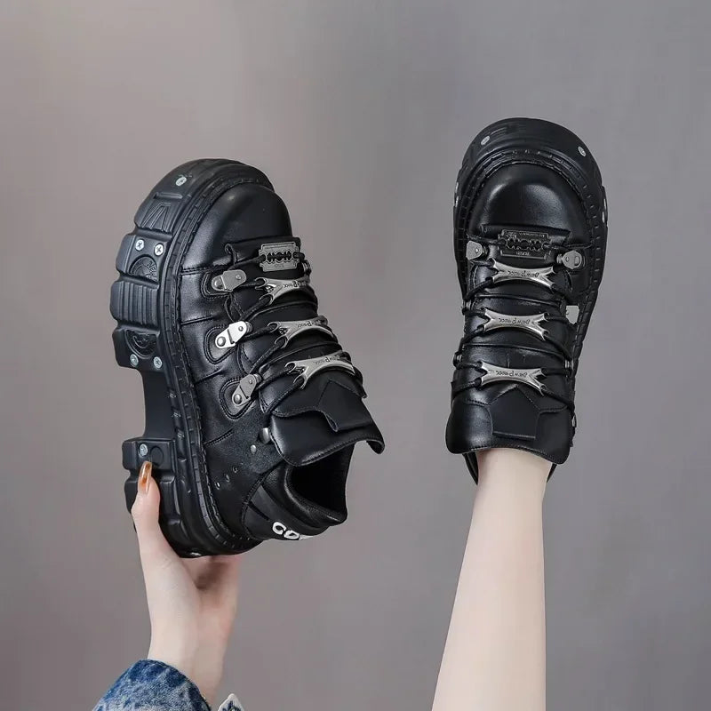 Primavera/verão estilo punk sapatos femininos renda salto altura 6cm sapatos de sola grossa sapatos femininos botas de rock metal decorativo feminino