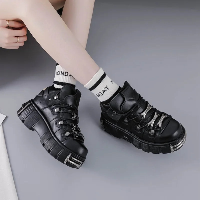 2025 primavera novos sapatos femininos de metal pesado fundo grosso alta superior punk sapatos de couro gótico escuro botas de motocicleta tendência