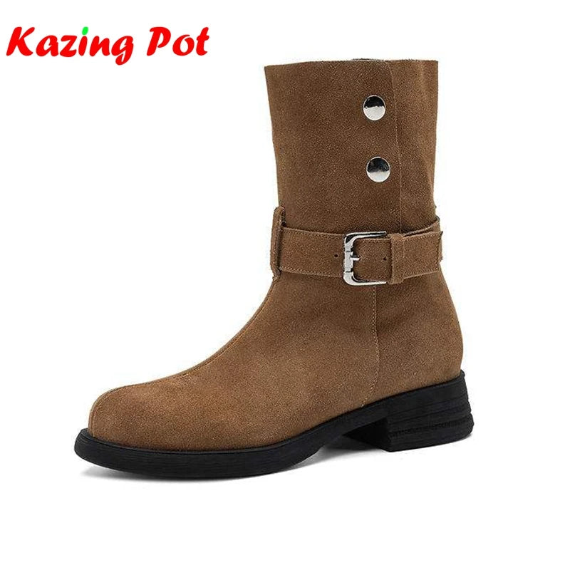 Botas de cano médio para mulheres maduras, tamanho grande 34-42, em camurça de vaca, com salto grosso, estilo motociclista, quentes para o inverno e outono, com detalhes de rebites metálicos.
