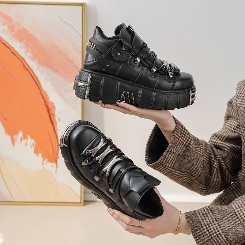 2025 primavera novos sapatos femininos de metal pesado fundo grosso alta superior punk sapatos de couro gótico escuro botas de motocicleta tendência