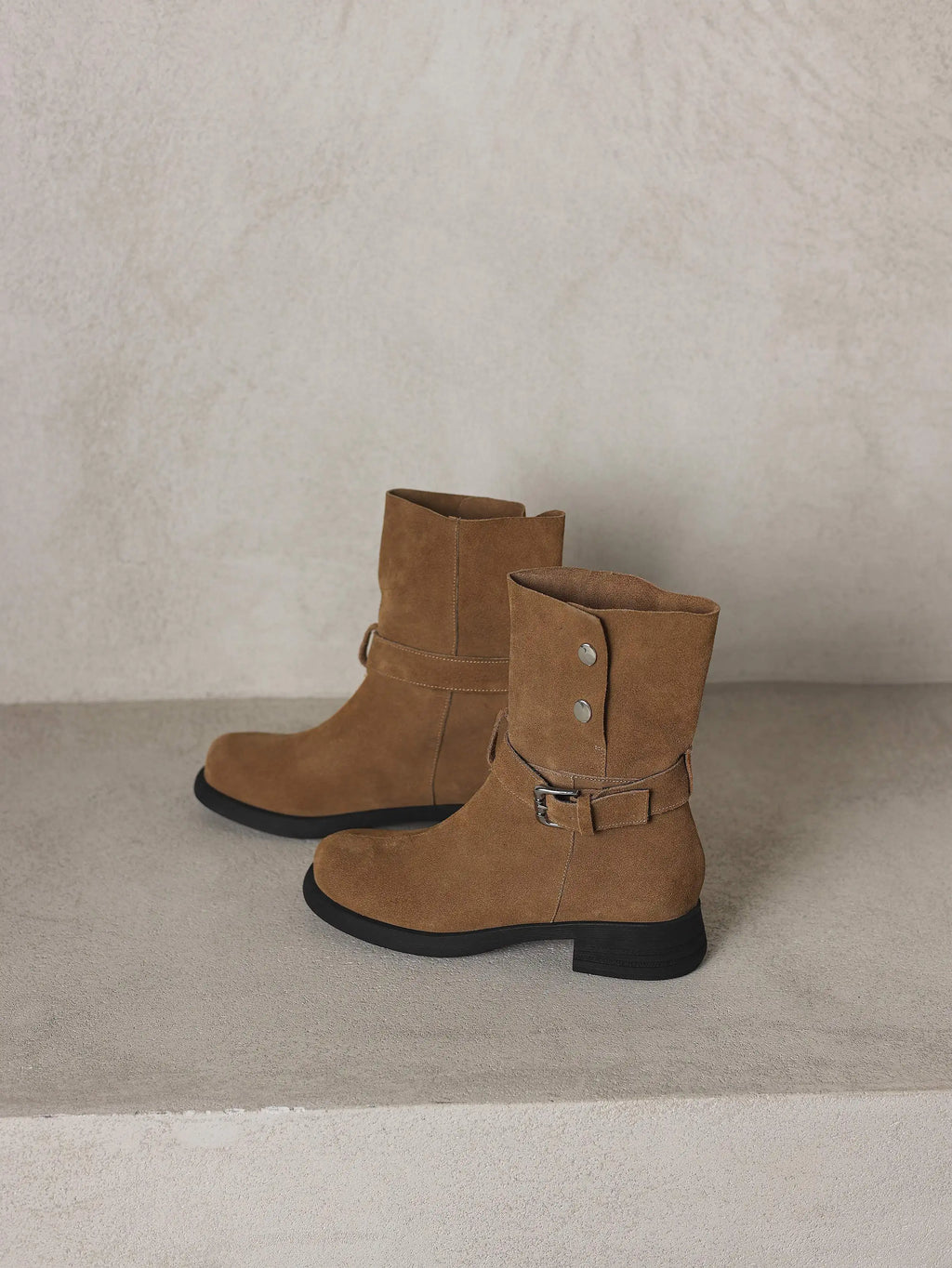 Botas de cano médio para mulheres maduras, tamanho grande 34-42, em camurça de vaca, com salto grosso, estilo motociclista, quentes para o inverno e outono, com detalhes de rebites metálicos.