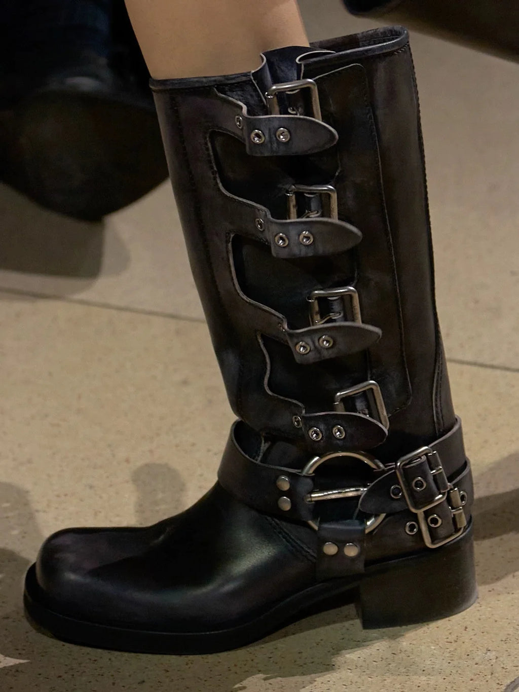 Botas Altas de Couro Genuíno para Mulheres com Fivela de Metal, Bico Quadrado, Estilo Punk, Salto Grosso, Botas de Motociclista