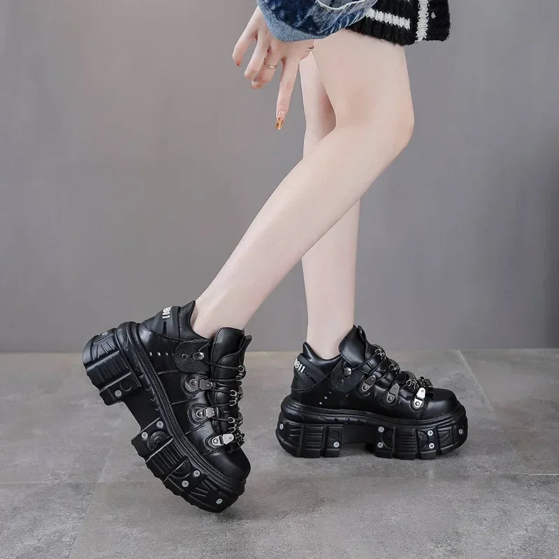 Primavera/verão estilo punk sapatos femininos renda salto altura 6cm sapatos de sola grossa sapatos femininos botas de rock metal decorativo feminino