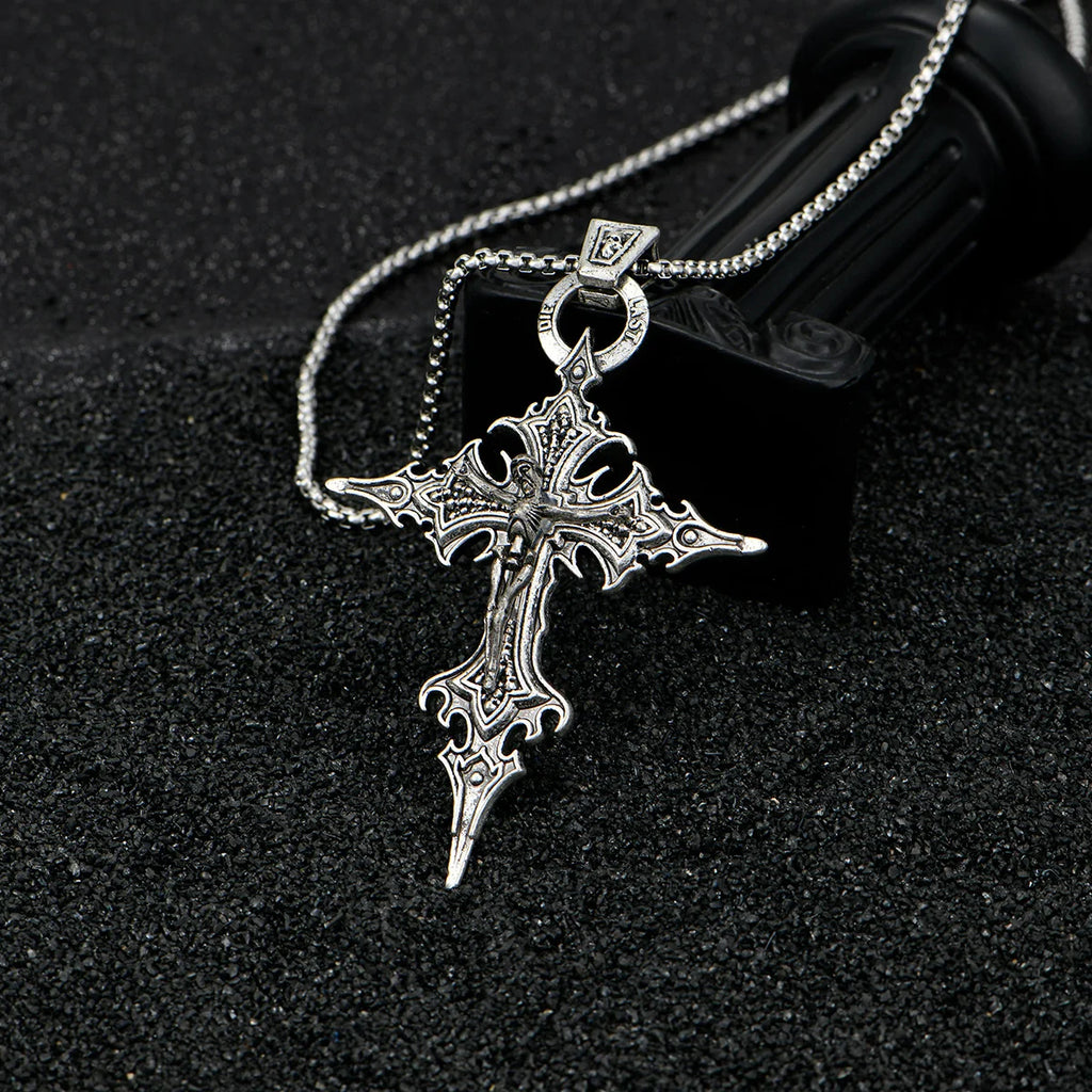 Um colar gótico retrô elegante e personalizado com pingente de cruz de caveira e colar de Halloween