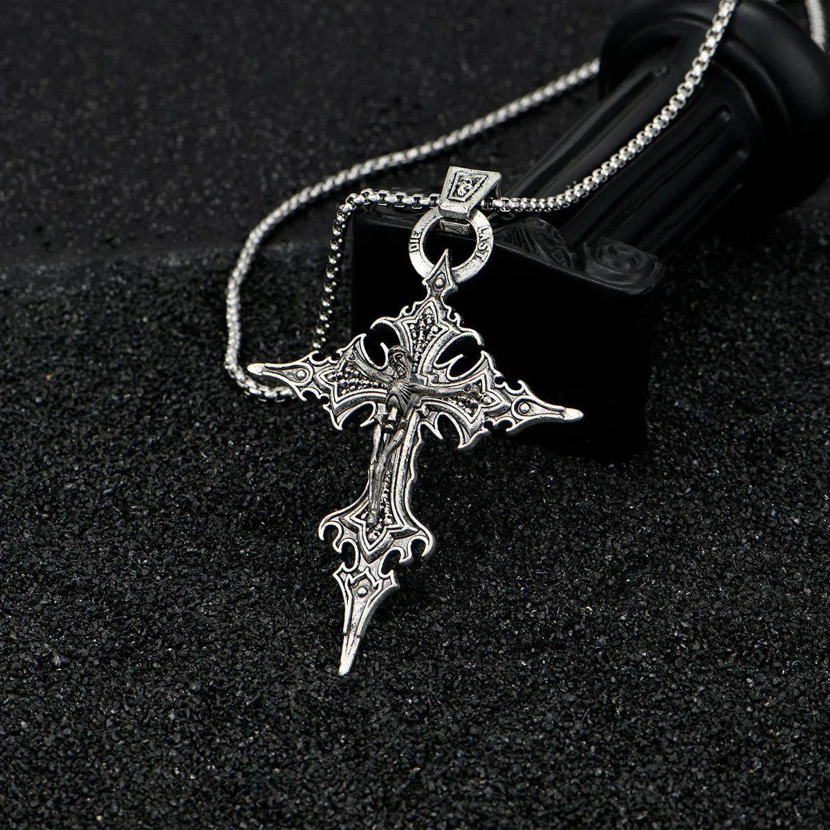 Um colar gótico retrô elegante e personalizado com pingente de cruz de caveira e colar de Halloween