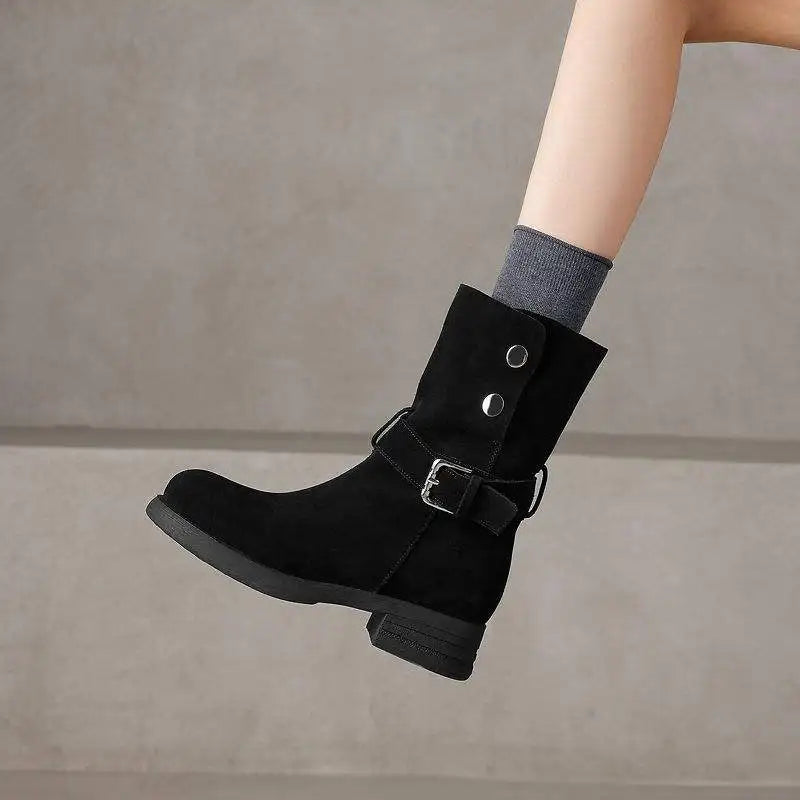 Botas de cano médio para mulheres maduras, tamanho grande 34-42, em camurça de vaca, com salto grosso, estilo motociclista, quentes para o inverno e outono, com detalhes de rebites metálicos.