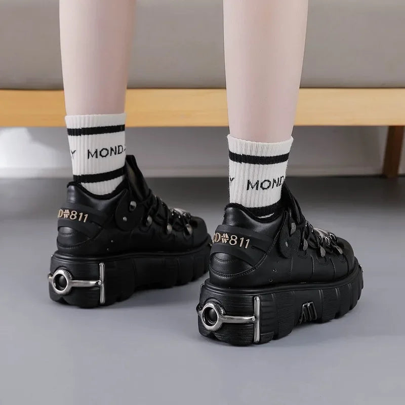 2025 primavera novos sapatos femininos de metal pesado fundo grosso alta superior punk sapatos de couro gótico escuro botas de motocicleta tendência
