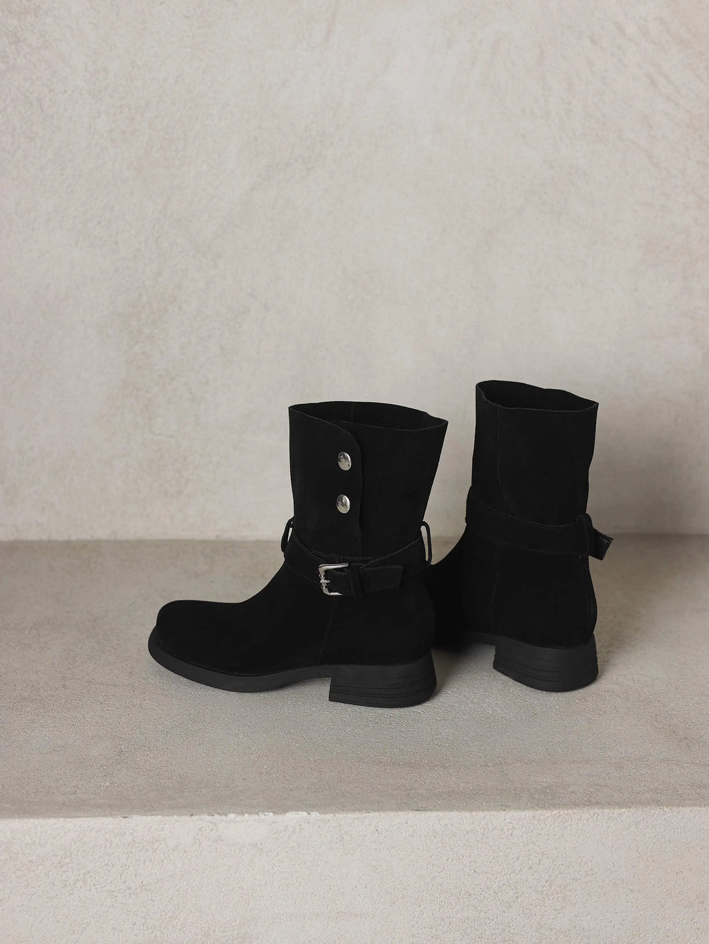 Botas de cano médio para mulheres maduras, tamanho grande 34-42, em camurça de vaca, com salto grosso, estilo motociclista, quentes para o inverno e outono, com detalhes de rebites metálicos.