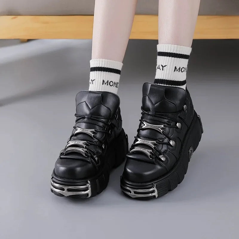 2025 primavera novos sapatos femininos de metal pesado fundo grosso alta superior punk sapatos de couro gótico escuro botas de motocicleta tendência