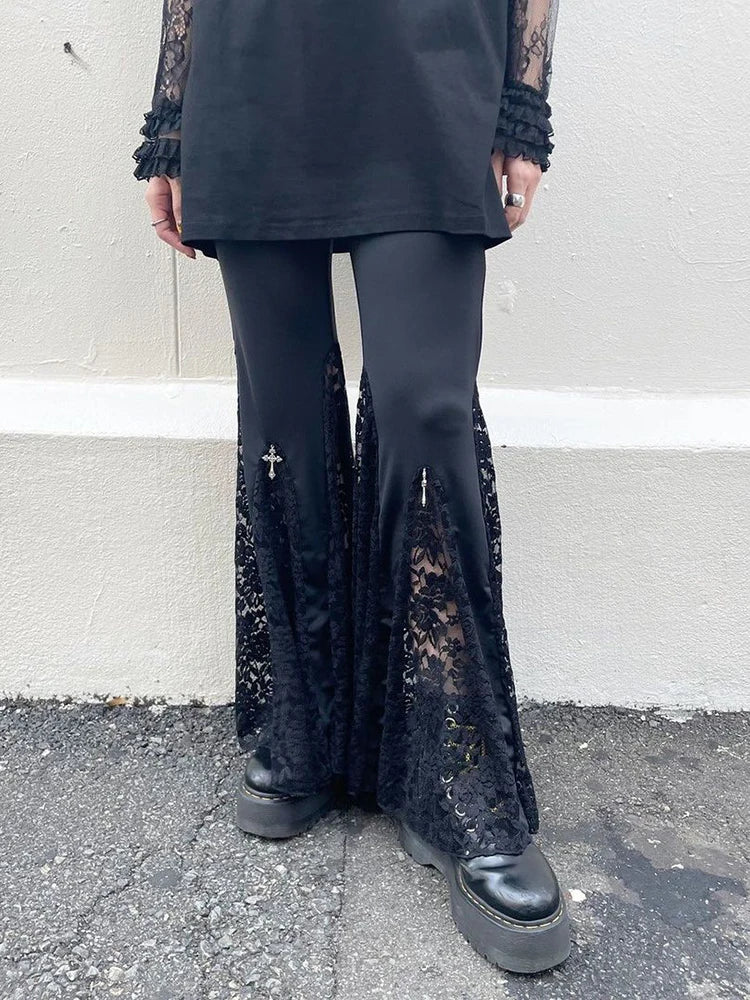 Calça Flare Gótica com Renda e Cruz