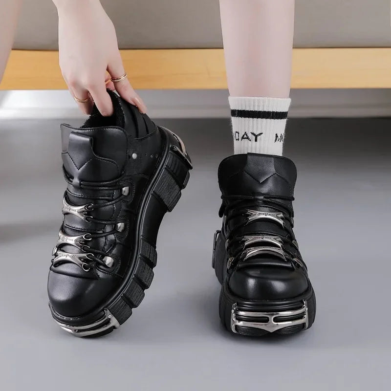 2025 primavera novos sapatos femininos de metal pesado fundo grosso alta superior punk sapatos de couro gótico escuro botas de motocicleta tendência