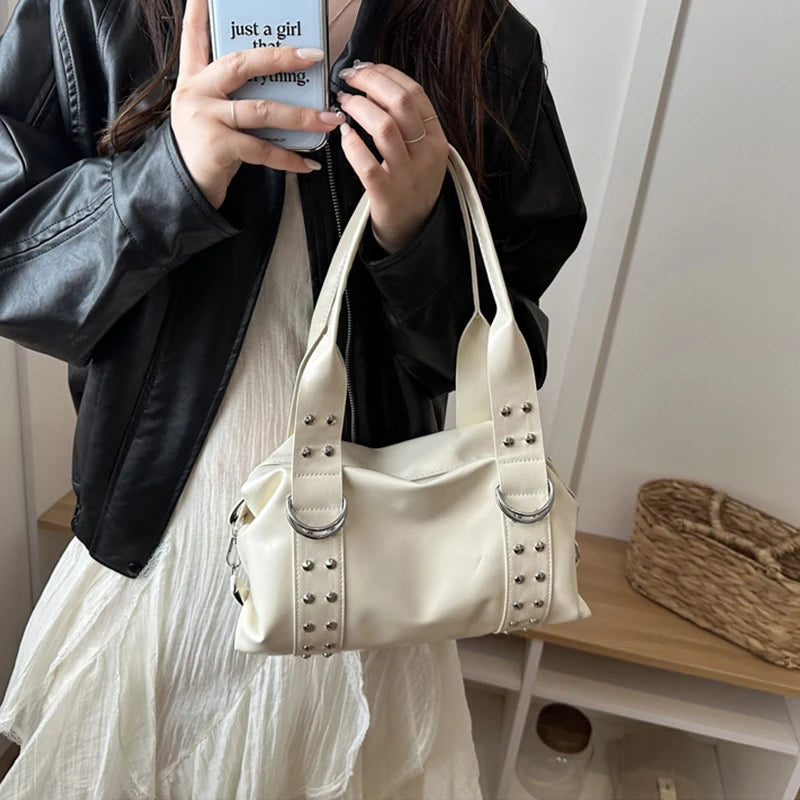 Bolsa de Ombro Feminina em Couro PU de Alta Qualidade, Grande Capacidade, Estilo Y2K, Bolsa de Braço com Rebites, Bolsa Boston Feminina para o Dia a Dia