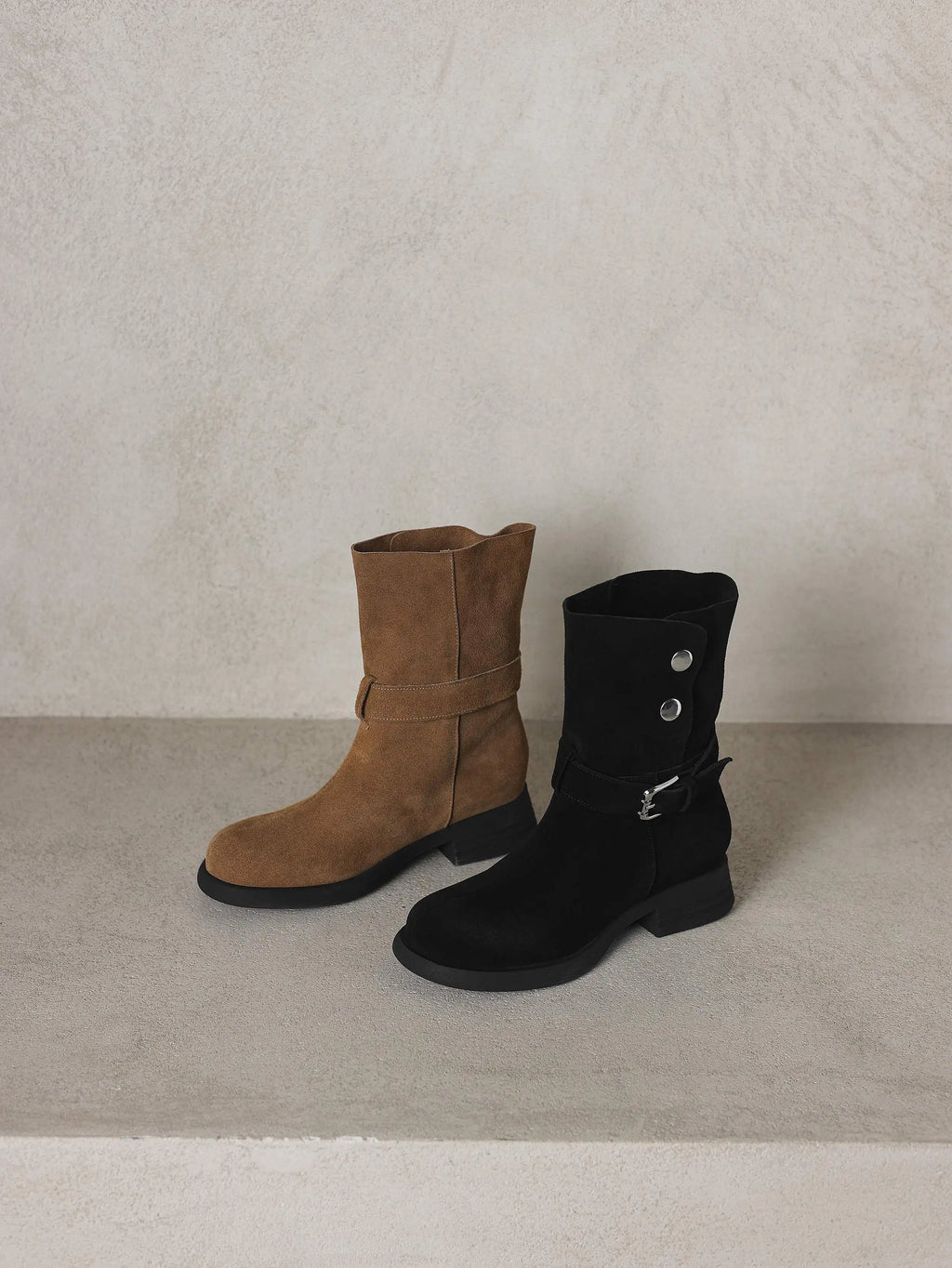 Botas de cano médio para mulheres maduras, tamanho grande 34-42, em camurça de vaca, com salto grosso, estilo motociclista, quentes para o inverno e outono, com detalhes de rebites metálicos.