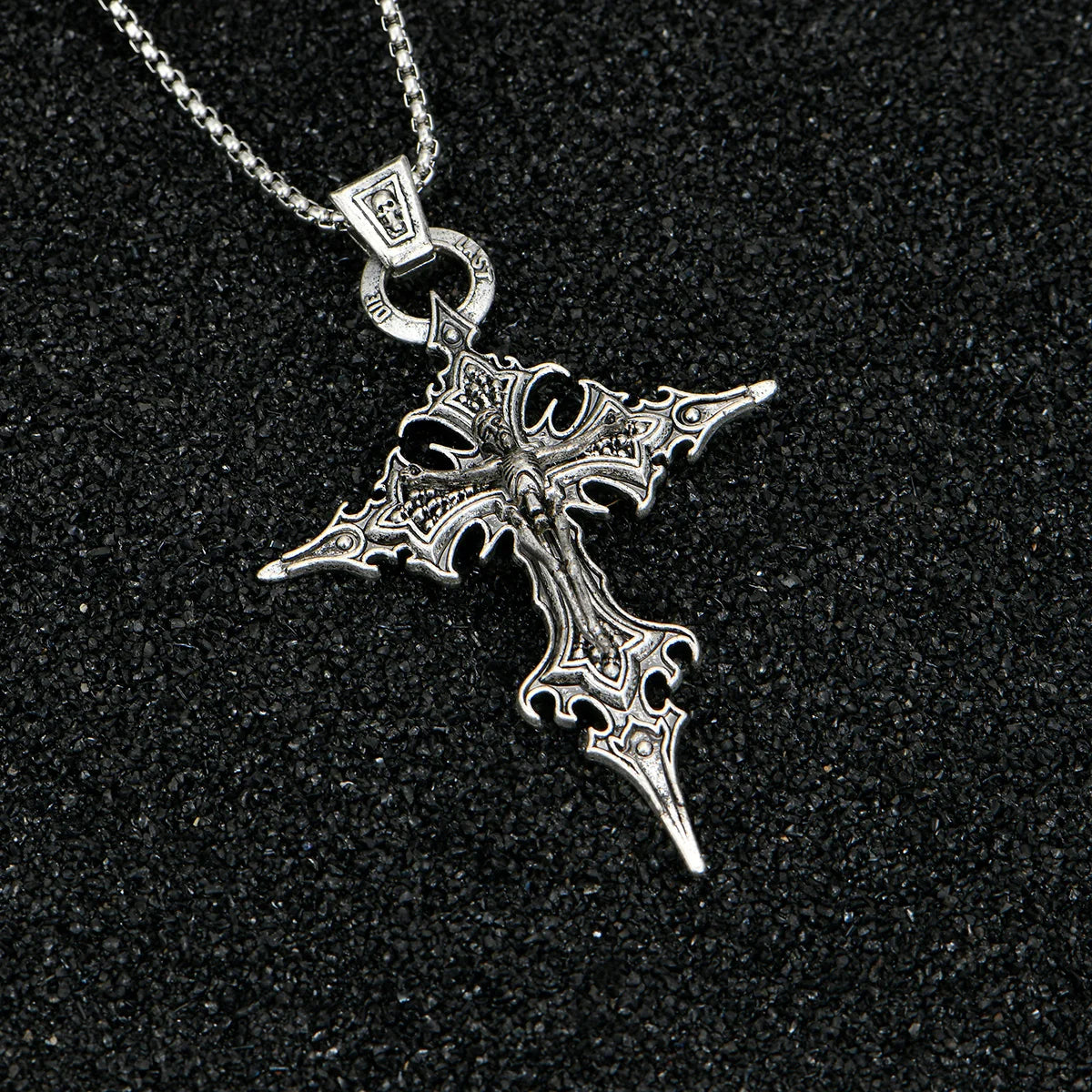 Um colar gótico retrô elegante e personalizado com pingente de cruz de caveira e colar de Halloween