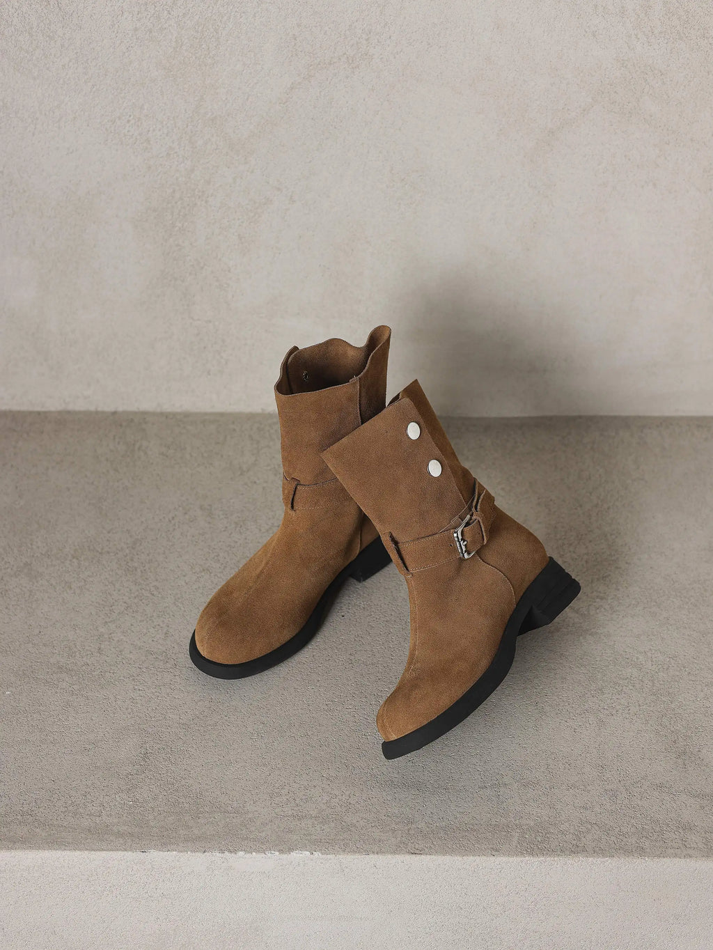 Botas de cano médio para mulheres maduras, tamanho grande 34-42, em camurça de vaca, com salto grosso, estilo motociclista, quentes para o inverno e outono, com detalhes de rebites metálicos.