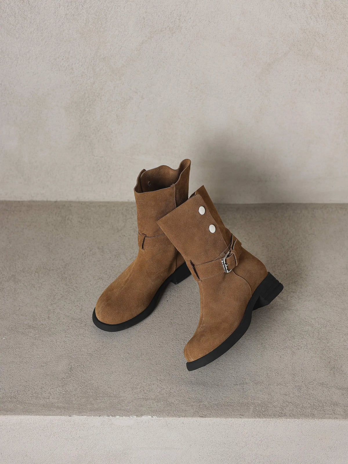 Botas de cano médio para mulheres maduras, tamanho grande 34-42, em camurça de vaca, com salto grosso, estilo motociclista, quentes para o inverno e outono, com detalhes de rebites metálicos.