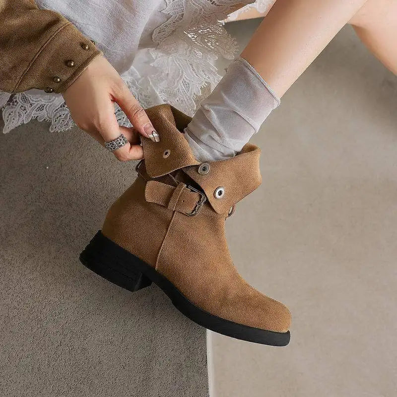 Botas de cano médio para mulheres maduras, tamanho grande 34-42, em camurça de vaca, com salto grosso, estilo motociclista, quentes para o inverno e outono, com detalhes de rebites metálicos.