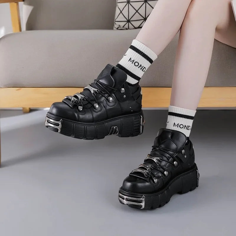 2025 primavera novos sapatos femininos de metal pesado fundo grosso alta superior punk sapatos de couro gótico escuro botas de motocicleta tendência