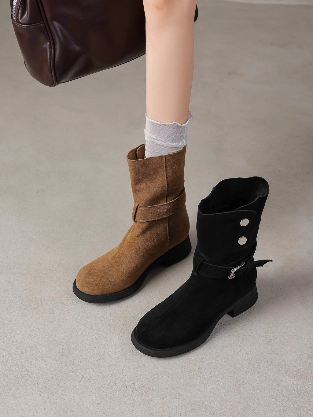Botas de cano médio para mulheres maduras, tamanho grande 34-42, em camurça de vaca, com salto grosso, estilo motociclista, quentes para o inverno e outono, com detalhes de rebites metálicos.