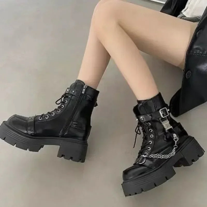 Novas Botas Femininas 2025: Botas Curtas Góticas com Rebites e Correntes, Design Moderno, Estilo Rock e Punk com Detalhes Metálicos