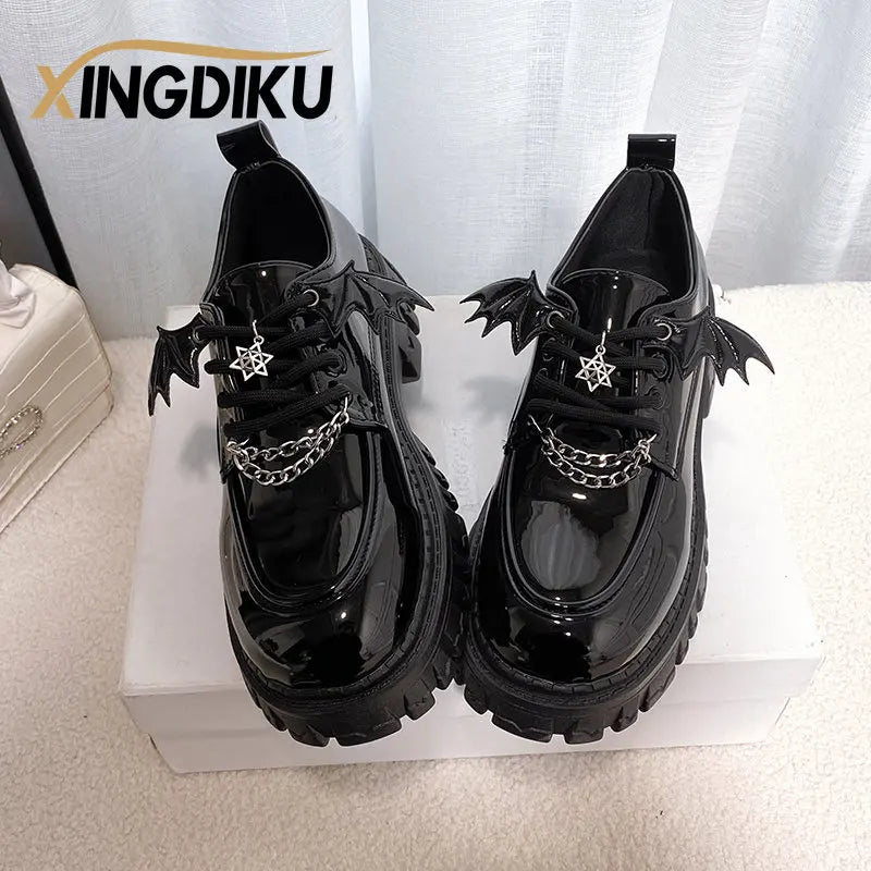 Punk vento moda único sapatos outono novo diabo bat asas gótico sapatos femininos fundo grosso plataforma à prova dwaterproof água corrente de metal