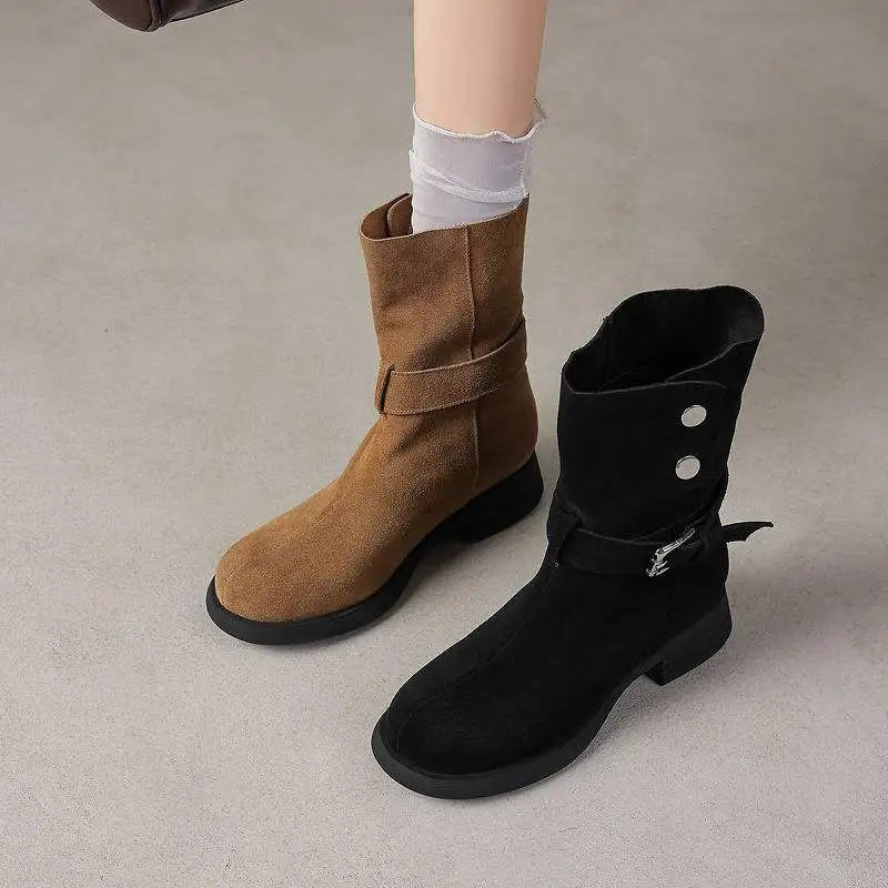 Botas de cano médio para mulheres maduras, tamanho grande 34-42, em camurça de vaca, com salto grosso, estilo motociclista, quentes para o inverno e outono, com detalhes de rebites metálicos.