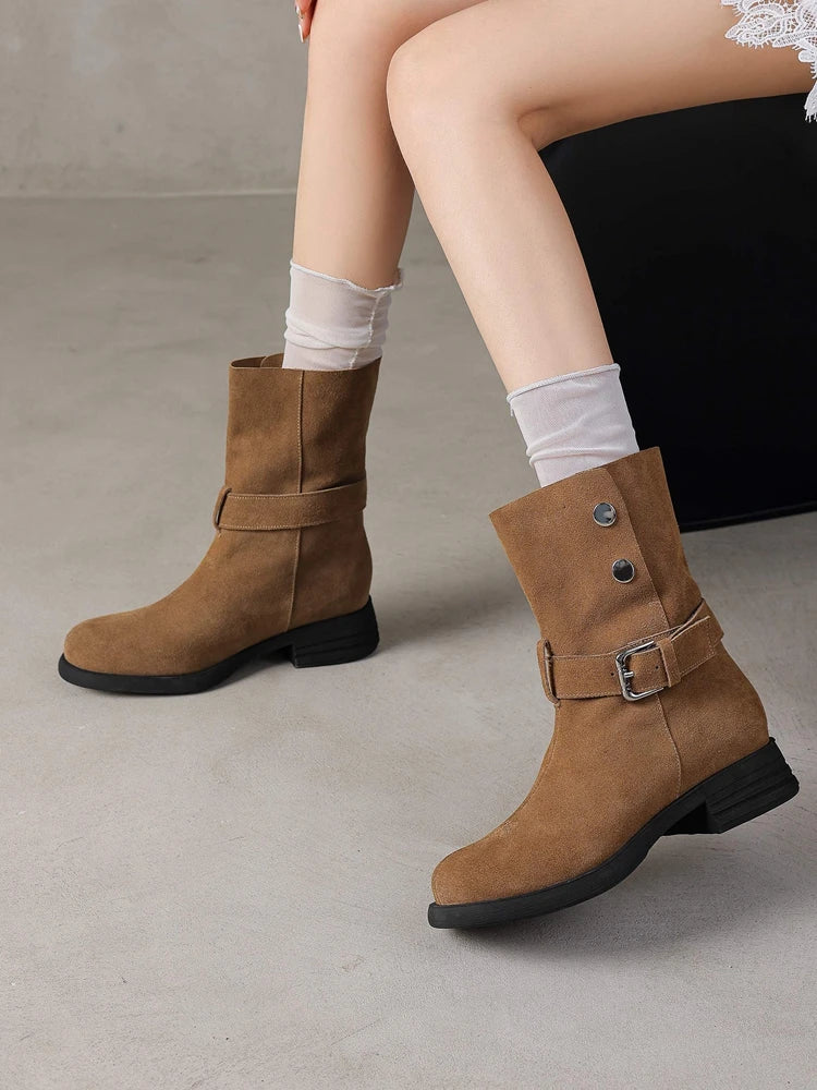 Botas de cano médio para mulheres maduras, tamanho grande 34-42, em camurça de vaca, com salto grosso, estilo motociclista, quentes para o inverno e outono, com detalhes de rebites metálicos.