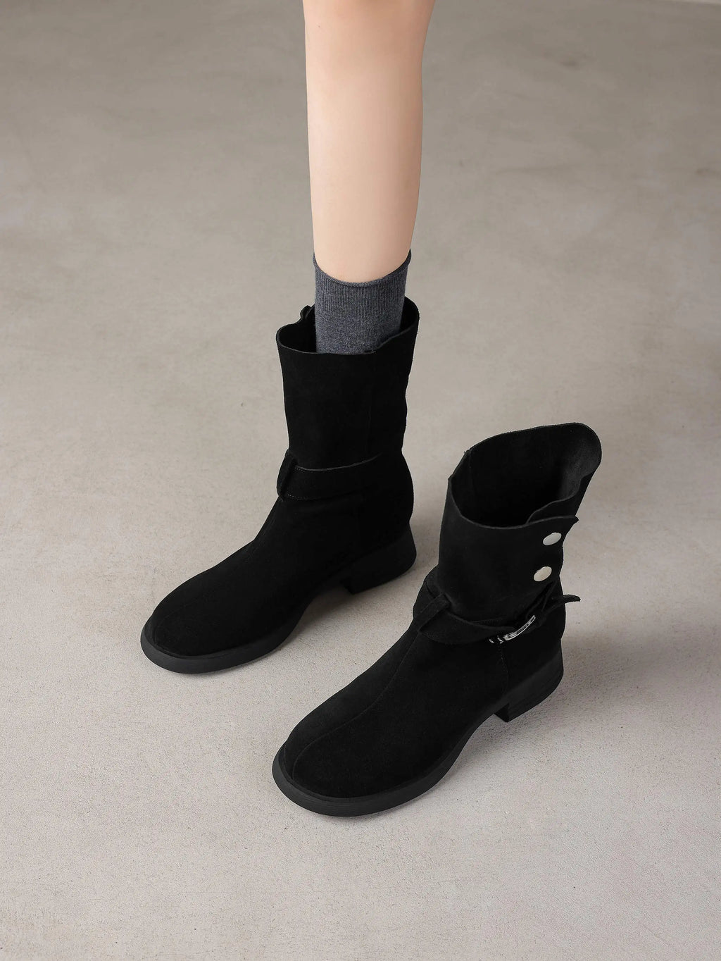 Botas de cano médio para mulheres maduras, tamanho grande 34-42, em camurça de vaca, com salto grosso, estilo motociclista, quentes para o inverno e outono, com detalhes de rebites metálicos.