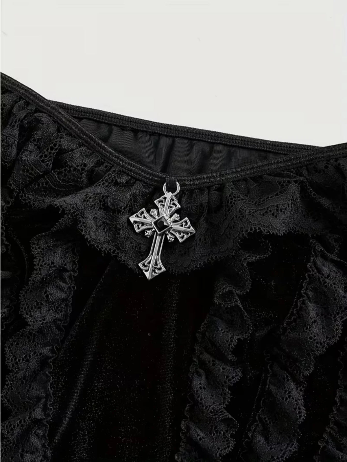 Top Gótico de Renda com Cruz e Manga Sino