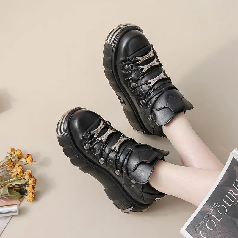 2025 primavera novos sapatos femininos de metal pesado fundo grosso alta superior punk sapatos de couro gótico escuro botas de motocicleta tendência